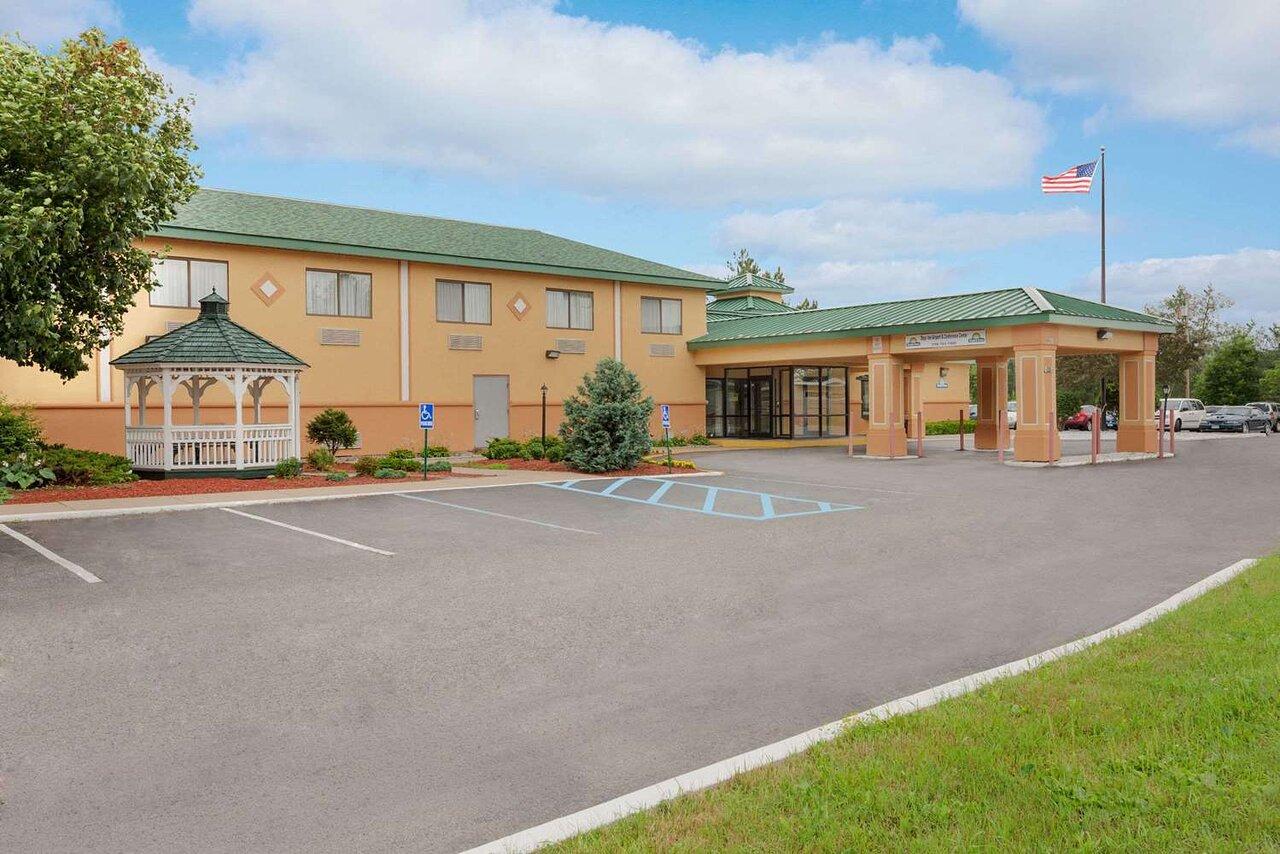 Baymont By Wyndham Latham Albany Airport Hotell Eksteriør bilde